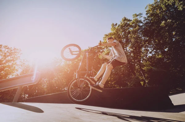 Młody Bmx Rider Wykonywania Trików Skateparku — Zdjęcie stockowe