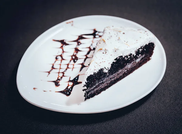Kremowe Ciasto Białe Płytki Obrus Czarny — Zdjęcie stockowe