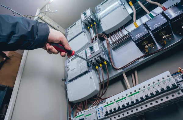 Elektrik Kutusuna Anahtarları Test Elektrikçiler Eller Sigortalar Kontaktörler Elektrik Paneli — Stok fotoğraf