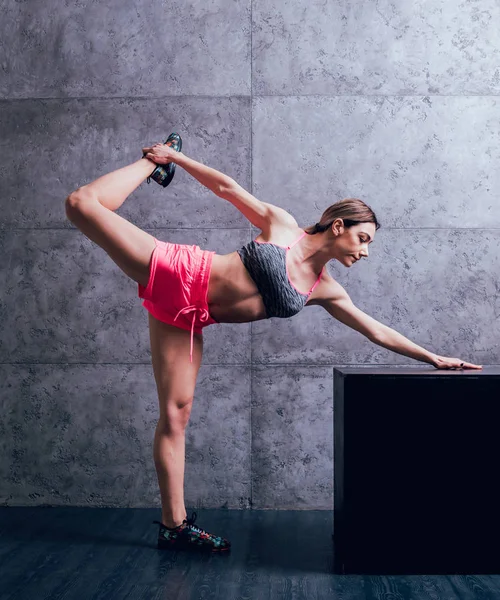 Junge Athletische Kaukasische Frau Posiert Studio Und Macht Verschiedene Übungen — Stockfoto