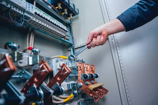 Electricians Hands Testing Switches Electric Box Electrical Panel Fuses Contactors — Stock Photo, Image