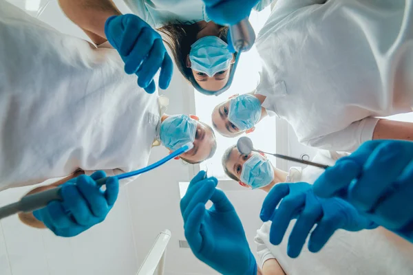 Quatre Dentistes Uniforme Effectuent Une Opération Implantation Dentaire Sur Patient — Photo