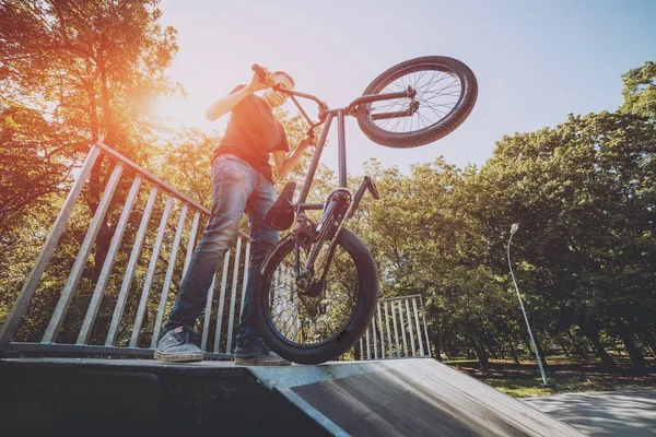 Ung Bmx Ryttare Utföra Trick Skatepark — Stockfoto