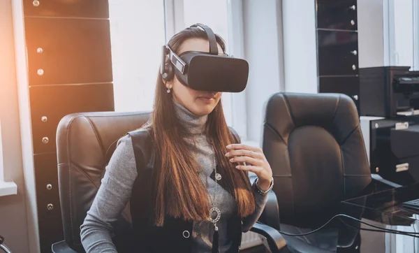 Chica Bastante Joven Con Gafas Realidad Virtual Oficina — Foto de Stock