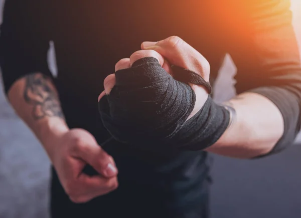 Street Fighter Sätter Elastiska Bandage Händerna — Stockfoto