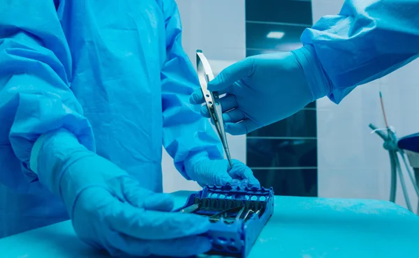 Hand Handschuhe Mit Zahnwerkzeug Auf Blauem Hintergrund — Stockfoto