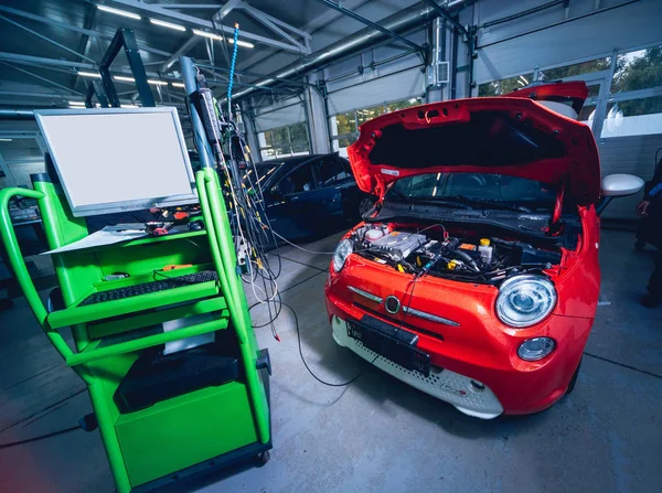 Coche Eléctrico Con Capucha Abierta Detalles Del Motor Del Coche —  Fotos de Stock