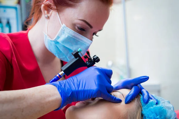 Szakmai Tattooist Tesz Egy Lány Szemöldök Tetoválás Esztétikai Gyógyitás Medicina — Stock Fotó