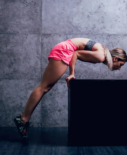 Junge Athletische Kaukasische Frau Posiert Studio Und Macht Verschiedene Übungen — Stockfoto