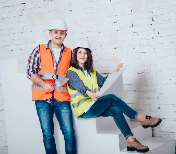 Mutlu çift yapma evlerine onarır. Ev yenileme.