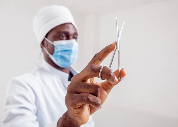Africké Doktor Chirurgických Přístrojů — Stock fotografie
