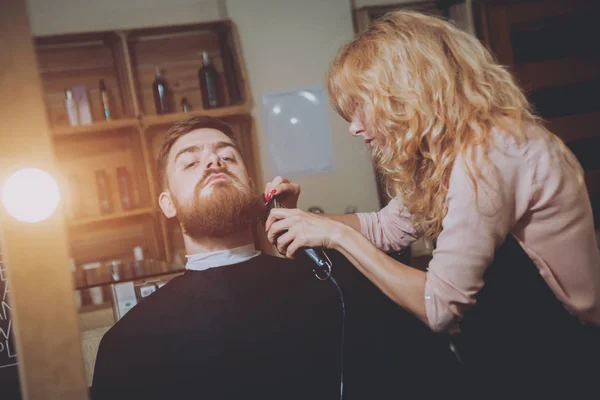 Master Snijdt Haar Baard Van Mannen Kapper Kapsel Maakt Voor — Stockfoto