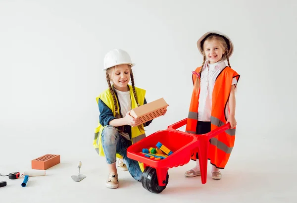 Due Piccole Ragazze Allegre Con Trecce Che Giocano Riparazione Costruzione — Foto Stock