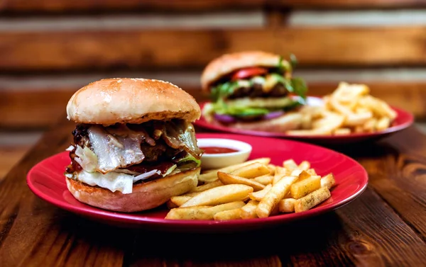 Büyük Çizburger Patates Kızartması Bir Plaka Üzerinde Restoran — Stok fotoğraf