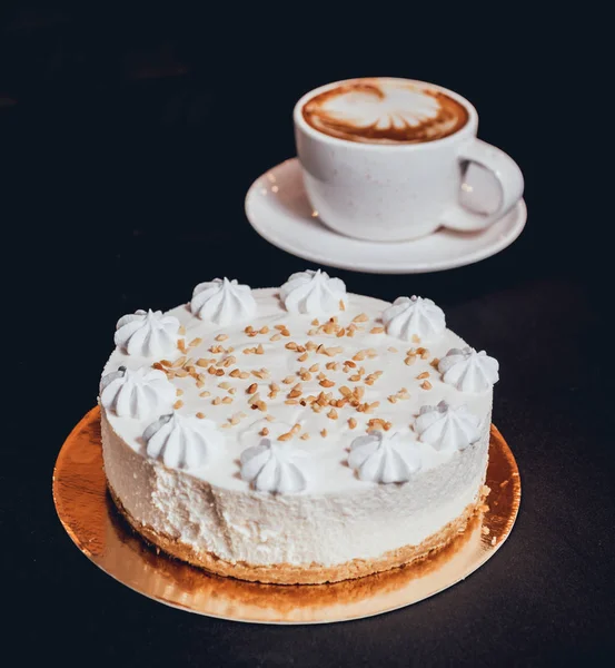 koyu arka plan üzerinde çikolatalı kek.