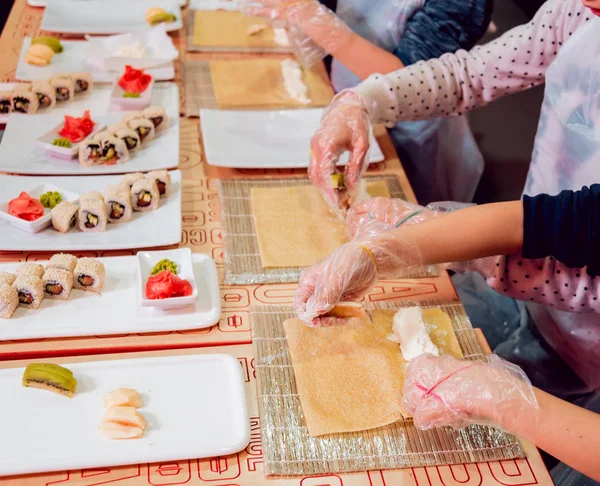 Los Niños Preparan Sushi Panecillos Master Class Restaurante —  Fotos de Stock