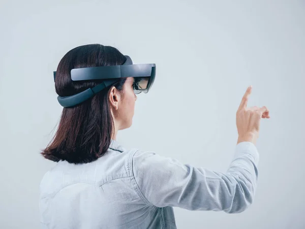 Mujer Con Gafas Realidad Aumentada Fondo Blanco Estudio — Foto de Stock