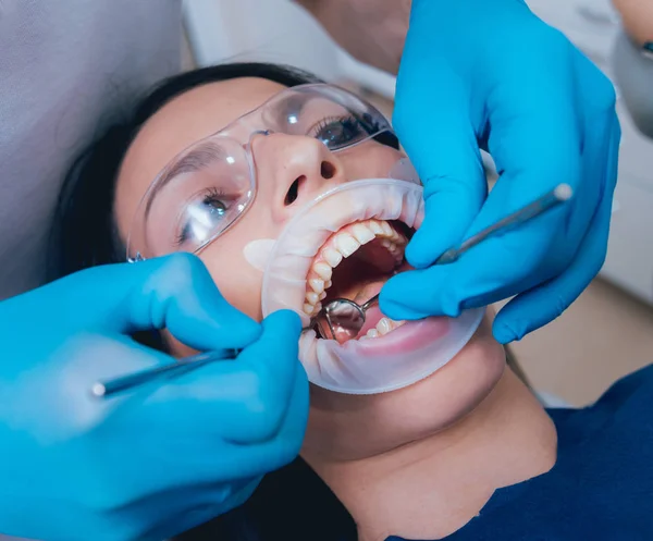 Traitement Dentaire Avec Dilatateur — Photo