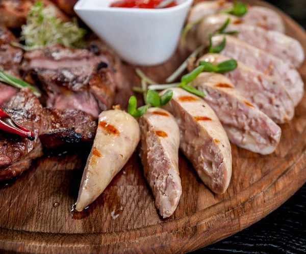 Et soslu bir tabağa dilimlenmiş