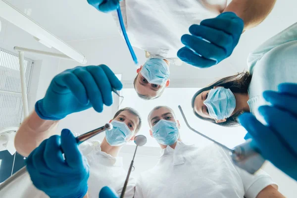 Чотири Стоматолога Уніформі Виконують Операцію Імплантації Зубів Пацієнта Стоматологічному Кабінеті — стокове фото