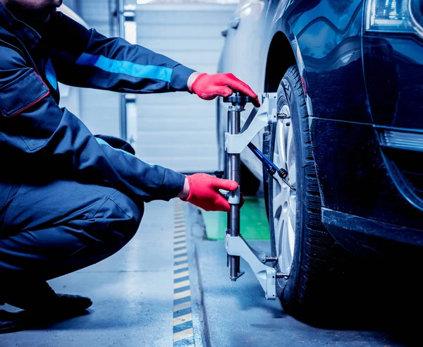 Mecánico Del Coche Que Instala Sensor Durante Ajuste Suspensión — Foto de Stock