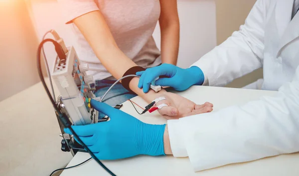 Nerventest Des Patienten Mittels Elektromyographie Medizinische Untersuchung Emg — Stockfoto