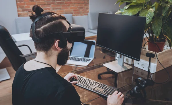 Joven Con Barba Con Gafas Realidad Virtual Oficina — Foto de Stock