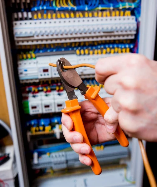 Repairing the switchboard voltage with automatic switches.