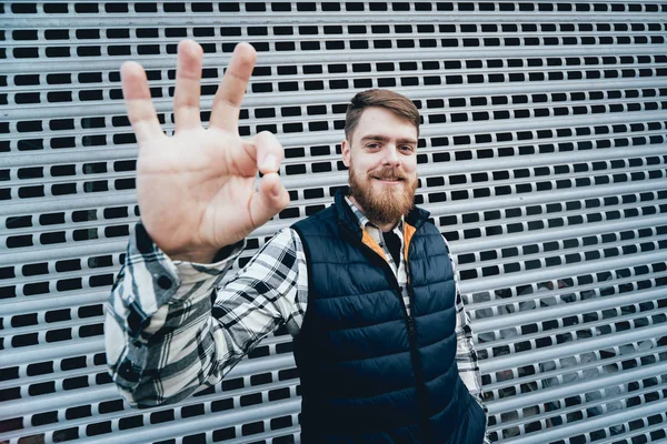 Kameraya poz rahat kıyafetler içinde sakallı yakışıklı.