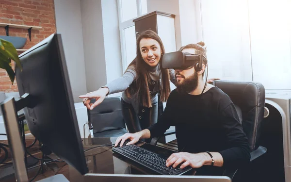 Hombre Joven Con Mujeres Trabajadoras Oficina Creativas Probando Gafas Divirtiéndose — Foto de Stock