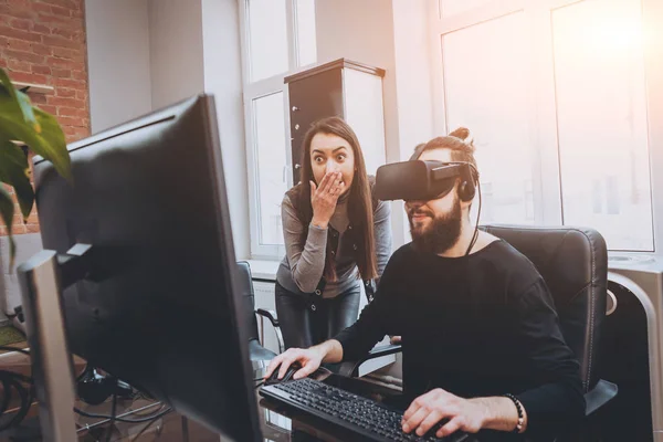 Hombre Joven Con Mujeres Trabajadoras Oficina Creativas Probando Gafas Divirtiéndose — Foto de Stock