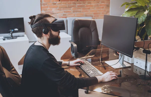 Joven Con Barba Con Gafas Realidad Virtual Oficina — Foto de Stock