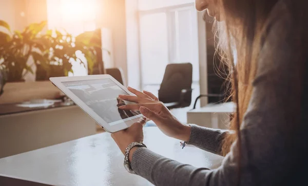 Jeune Femme Affaires Moyen Orient Travaillant Avec Tablette Bureau — Photo