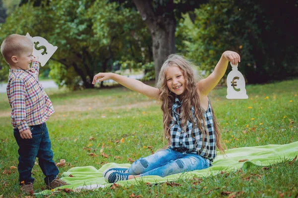 Bambina Che Tiene Cartelli Pubblicitari Finanziari Nel Parco — Foto Stock