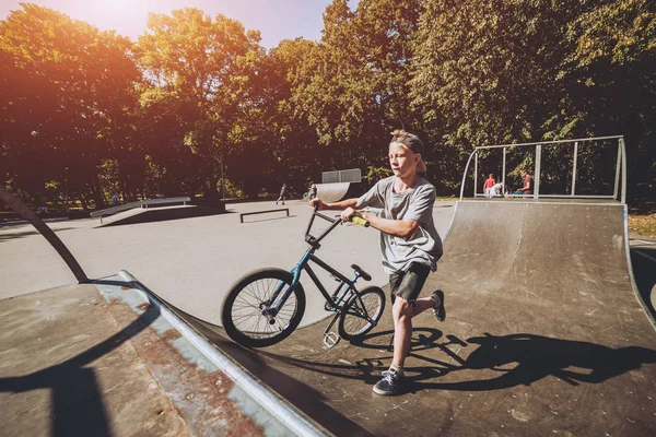 Bmx Pilota Che Esegue Trucchi Allo Skatepark — Foto Stock