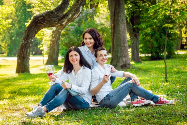 Trois Jeunes Filles Qui Dégustent Vin Rouge Dans Parc — Photo