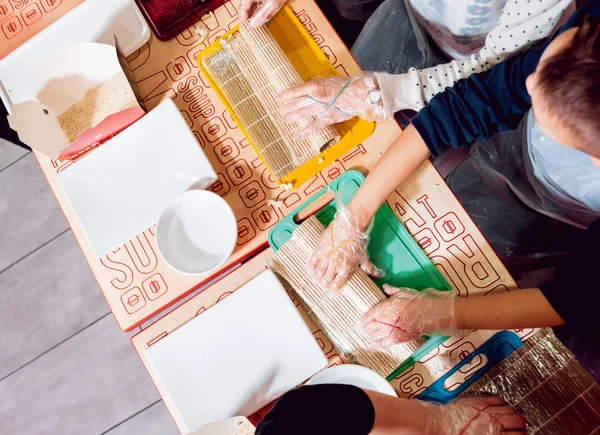 Çocuklar suşi ve rulo hazır olun. -Ustalık restoranda.