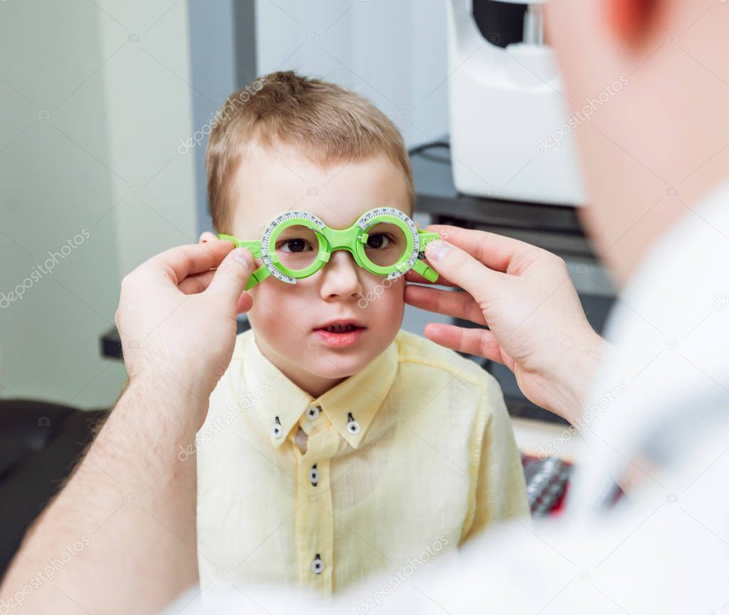 Trial frame. Glasses prescription for a child. Child's hypermetropy. Child's shortsightedness. Child's myopia. Child's longsightedness. Ametropy correction with glasses. Astigmatism correction with glasses.