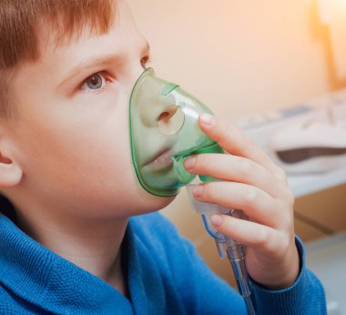 Çocuk kliniğinde Nebulizatör ile enhalasyon yapma. Tıbbi donatımı