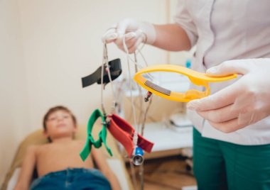 Elektrokardiyogram ekipman yapım kardiyogram testine çocuk hasta hastanede doktor