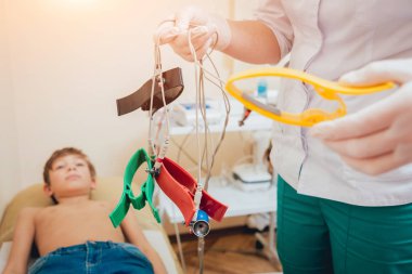 Elektrokardiyogram ekipman yapım kardiyogram testine çocuk hasta hastanede doktor