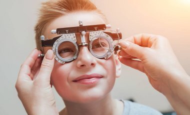 Deneme çerçevesi. Küçük bir çocuk için gözlük. Hipermetrop. Gözlüklü Ametropia düzeltmesi.