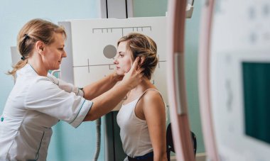 Radyolog ve hasta bir x-ışını odada. Klasik tavana montajlı x-ray sistemi. Tıbbi donatımı