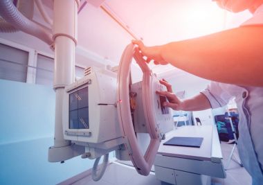 X-ışını bir hastane odasında. Klasik tavana montajlı x-ray sistemi. Tıbbi donatımı