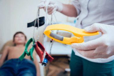 Elektrokardiyogram ekipman yapım kardiyogram testine çocuk hasta hastanede doktor