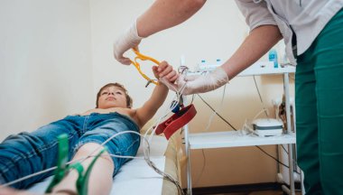 Elektrokardiyogram ekipman yapım kardiyogram testine çocuk hasta hastanede doktor