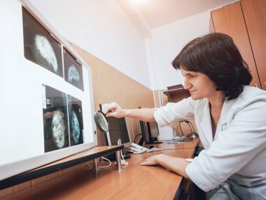 Doktor mamografi test inceleyin. Hastanede tıbbi donatımı.