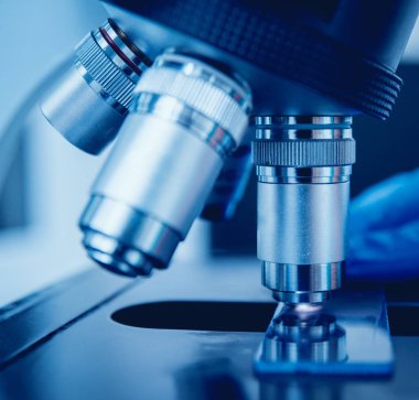 Metal objektif Laboratuvarı ile mikroskop. Tıbbi donatımı.