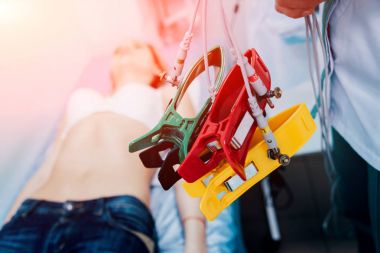 Doktor Elektrokardiyogram ekipman yapım kardiyogram testine hastanede Bayan hasta ile