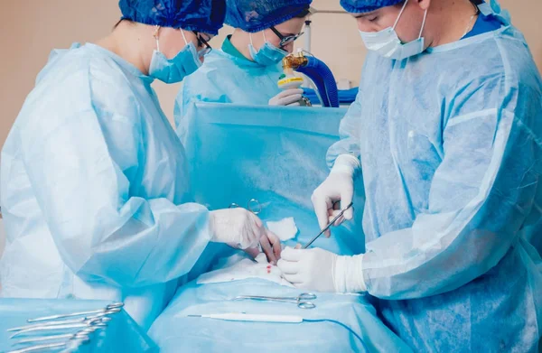 Група Хірургів Операційній Кімнаті Хірургічним Обладнанням — стокове фото